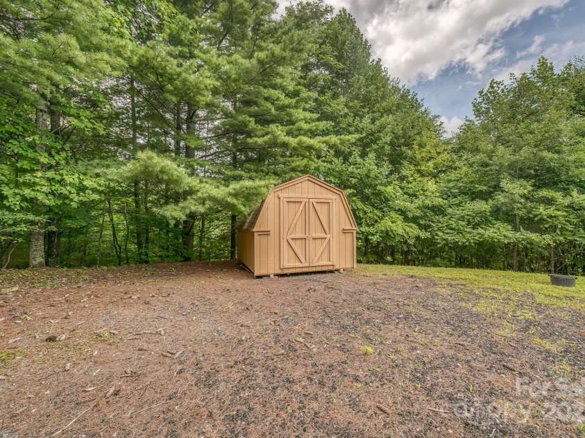 184 Dover Lane, Spruce Pine, NC 28777.  MLS# CAR4164816, YatesRealty ID 763. Guest House