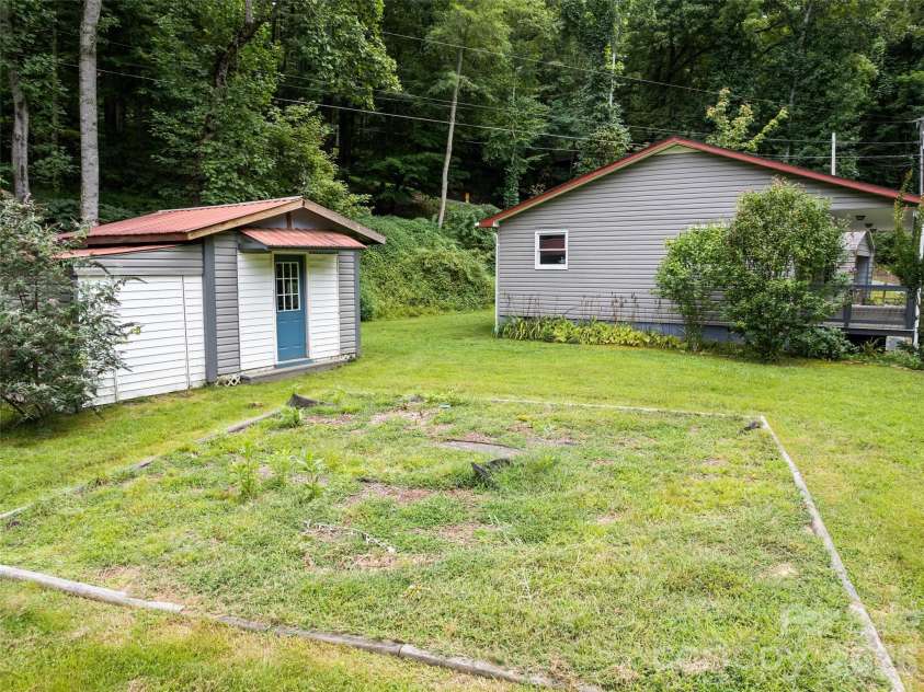 17 Forest Drive, Maggie Valley, NC 28751.  MLS# CAR4363347, YatesRealty ID 7630. 
