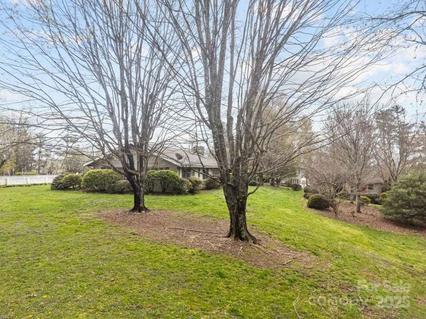 457 Overlook Drive, Spruce Pine, NC 287777.  MLS# CAR4245586, YatesRealty ID 7633. Expansive side yard