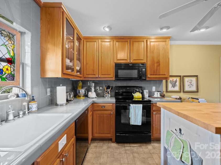 457 Overlook Drive, Spruce Pine, NC 287777.  MLS# CAR4245586, YatesRealty ID 7633. Spacious sink