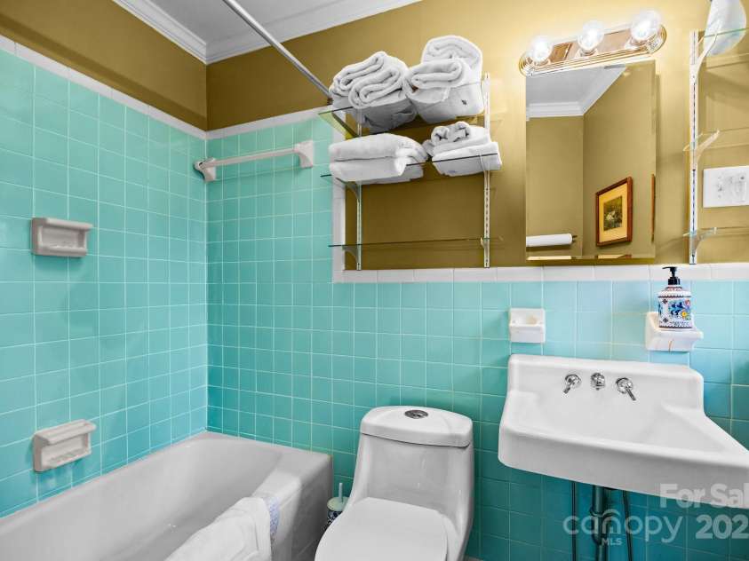 457 Overlook Drive, Spruce Pine, NC 287777.  MLS# CAR4245586, YatesRealty ID 7633. Tub in primary bedroom bath