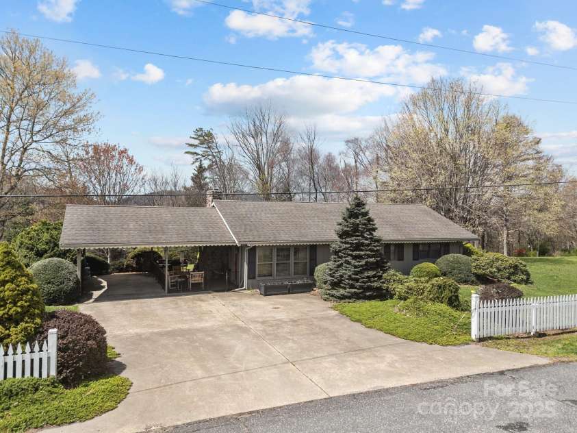 457 Overlook Drive, Spruce Pine, NC 287777.  MLS# CAR4245586, YatesRealty ID 7633. Welcome to 457 Overlook Drive