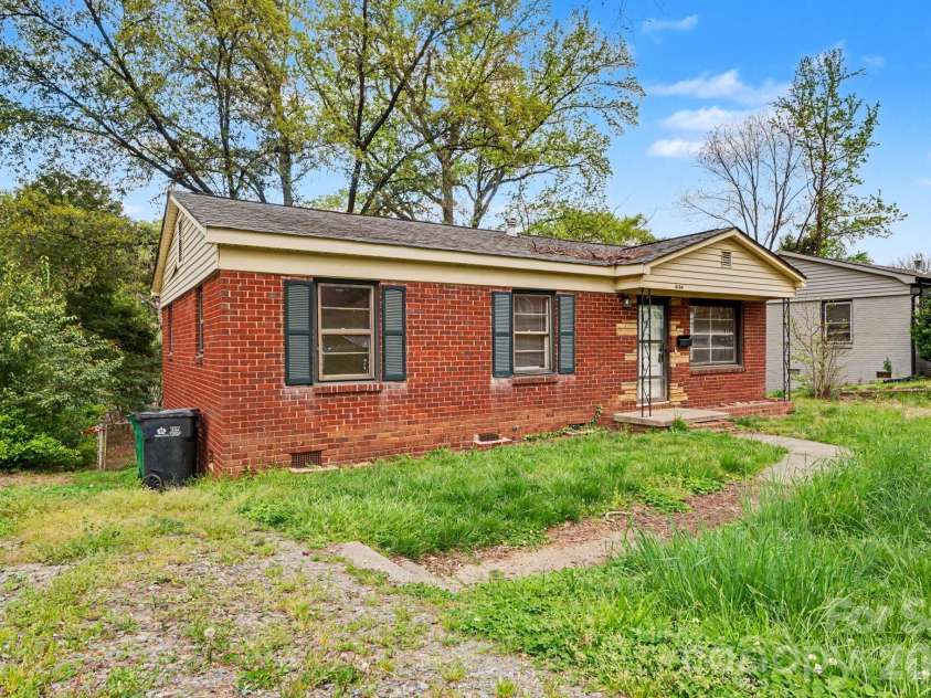 4164 Welling Avenue, Charlotte, NC 28208.  MLS# CAR4359716, YatesRealty ID 7635. 