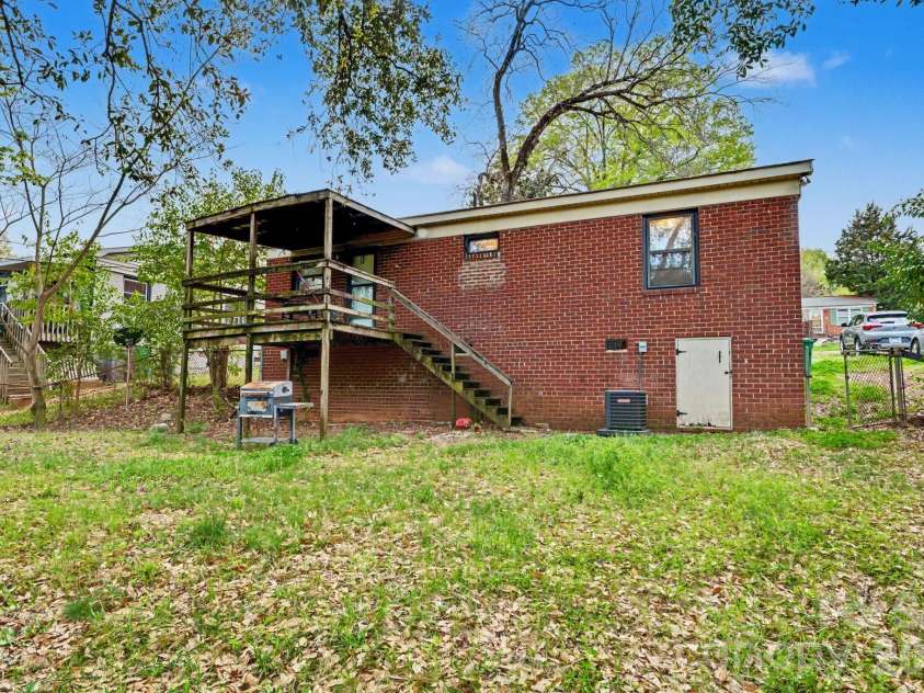 4164 Welling Avenue, Charlotte, NC 28208.  MLS# CAR4359716, YatesRealty ID 7635. 
