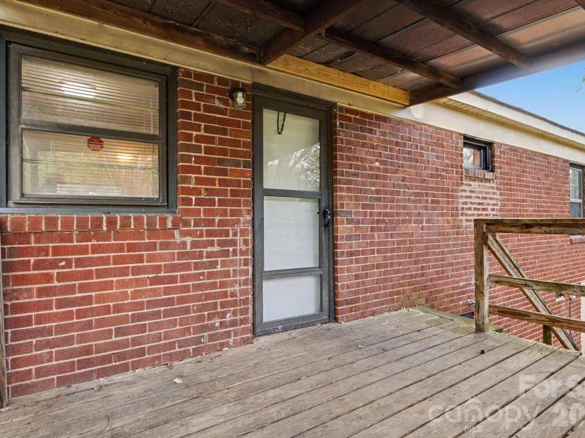 4164 Welling Avenue, Charlotte, NC 28208.  MLS# CAR4359716, YatesRealty ID 7635. 