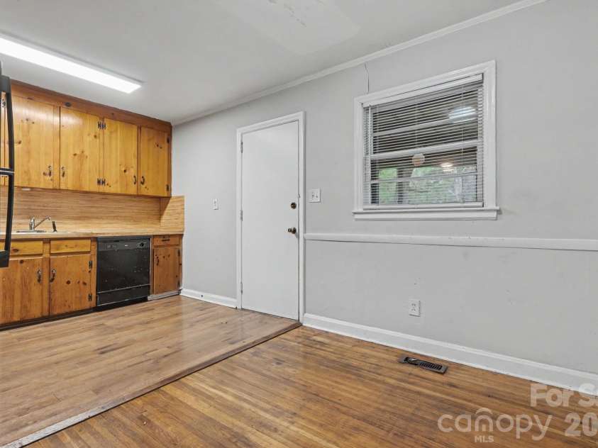4164 Welling Avenue, Charlotte, NC 28208.  MLS# CAR4359716, YatesRealty ID 7635. 