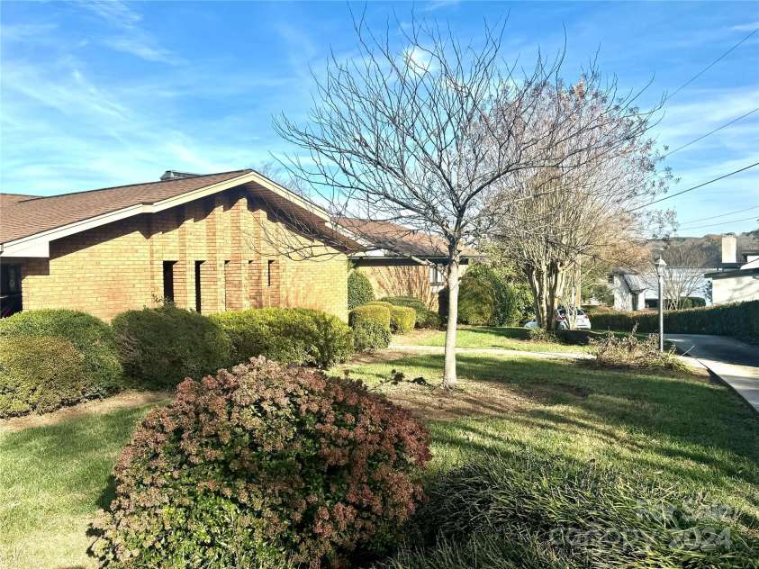 121 48th Avenue, Hickory, NC 28601.  MLS# CAR4203042, YatesRealty ID 7636. 