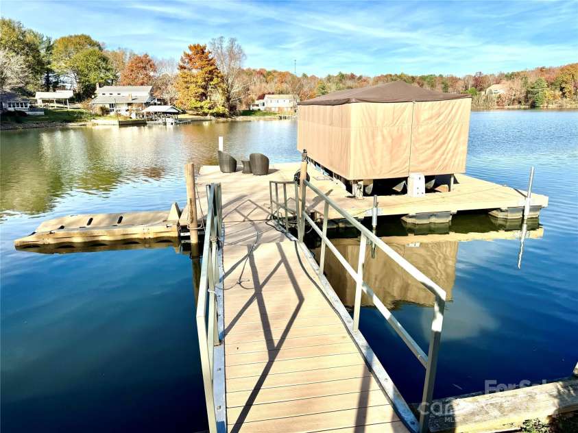 121 48th Avenue, Hickory, NC 28601.  MLS# CAR4203042, YatesRealty ID 7636. 