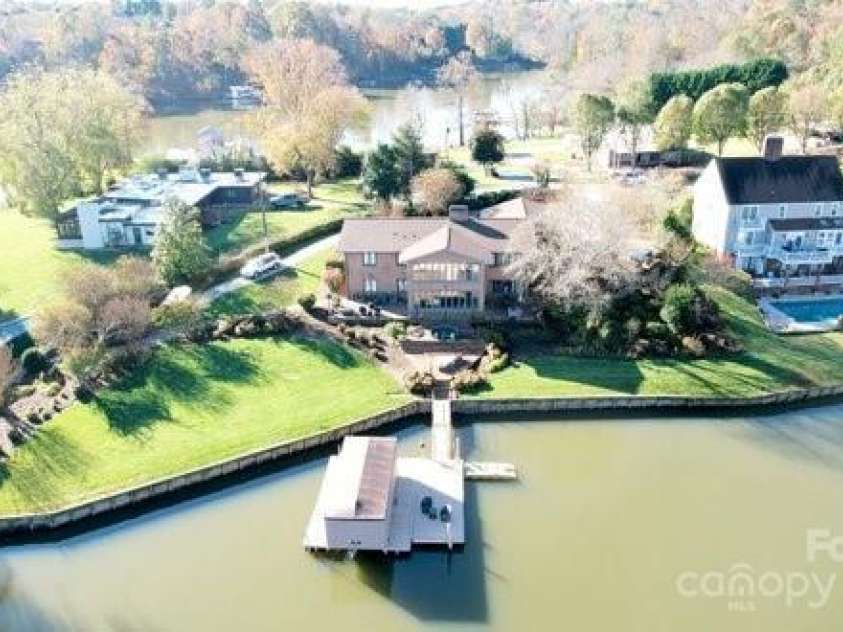 121 48th Avenue, Hickory, NC 28601.  MLS# CAR4203042, YatesRealty ID 7636. 