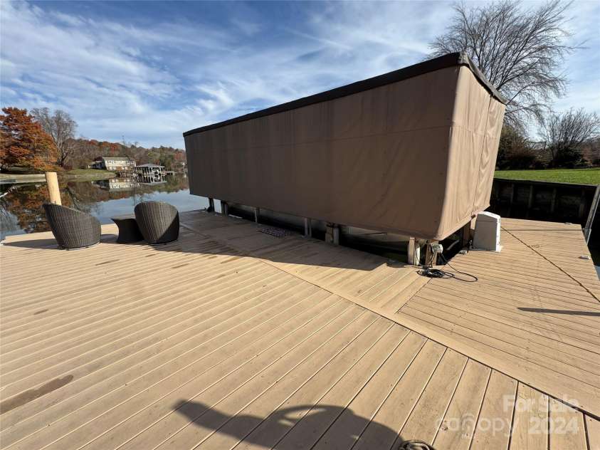 121 48th Avenue, Hickory, NC 28601.  MLS# CAR4203042, YatesRealty ID 7636. DOCK!