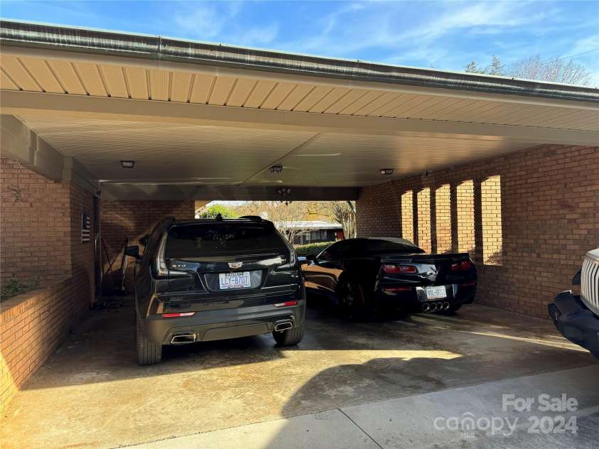 121 48th Avenue, Hickory, NC 28601.  MLS# CAR4203042, YatesRealty ID 7636. GARAGE LEADING INTO MAIN LEVEL OF HOME