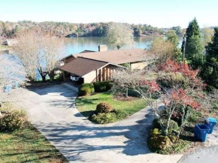 121 48th Avenue, Hickory, NC 28601.  MLS# CAR4203042, YatesRealty ID 7636. Lake Home- Front of house