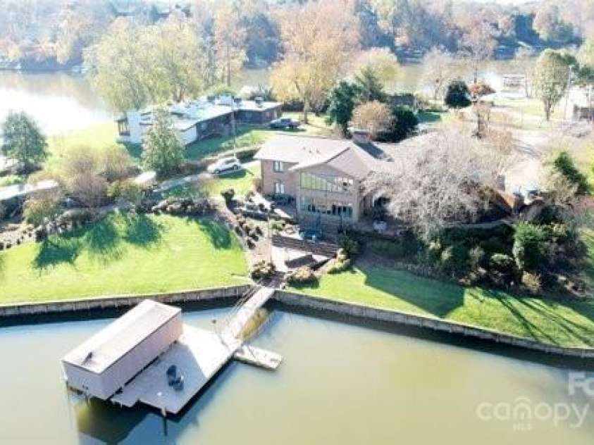 121 48th Avenue, Hickory, NC 28601.  MLS# CAR4203042, YatesRealty ID 7636. LEVEL LOT DOWN TO DOCK!