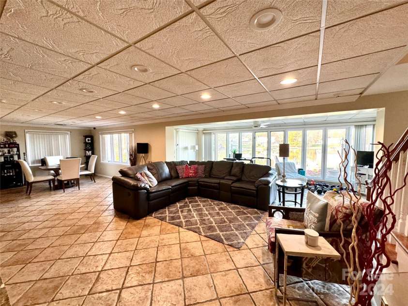 121 48th Avenue, Hickory, NC 28601.  MLS# CAR4203042, YatesRealty ID 7636. LOWER LEVEL SITTING WITH SUNROOM OVERLOOKING THE LAKE!