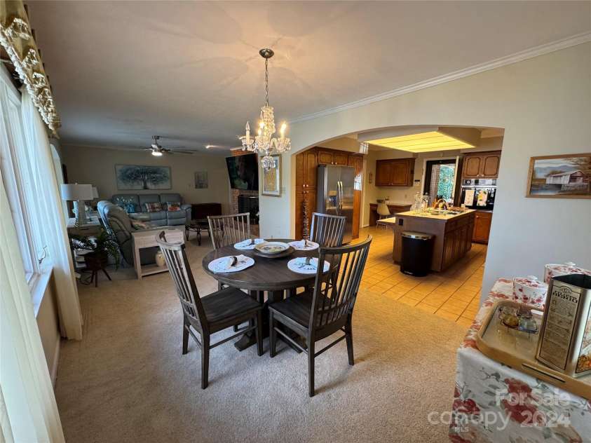 121 48th Avenue, Hickory, NC 28601.  MLS# CAR4203042, YatesRealty ID 7636. MAIN LEVEL DINING