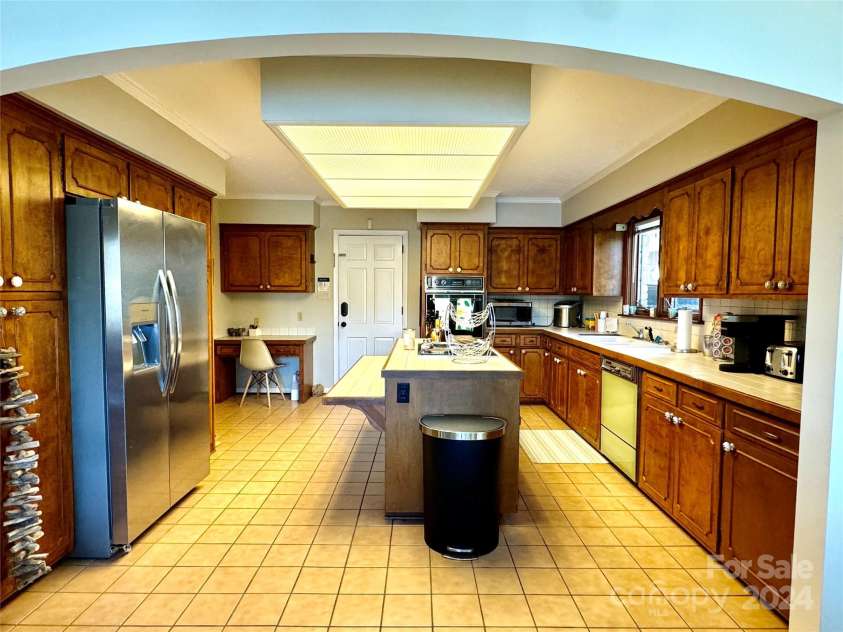 121 48th Avenue, Hickory, NC 28601.  MLS# CAR4203042, YatesRealty ID 7636. MAIN LEVEL KITCHEN