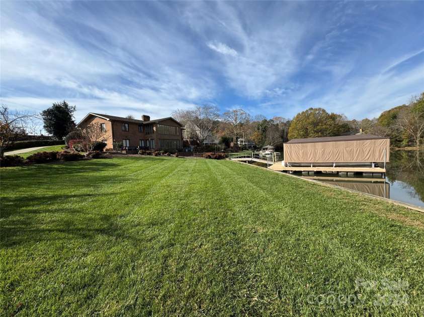 121 48th Avenue, Hickory, NC 28601.  MLS# CAR4203042, YatesRealty ID 7636. ONE OF THE BEST LOTS ON LAKE HICKORY!