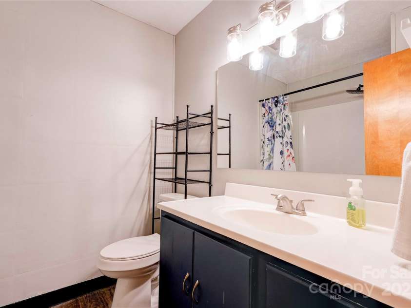 910 Surry Drive, Shelby, NC 28152.  MLS# CAR4249425, YatesRealty ID 7637. Bathroom 1