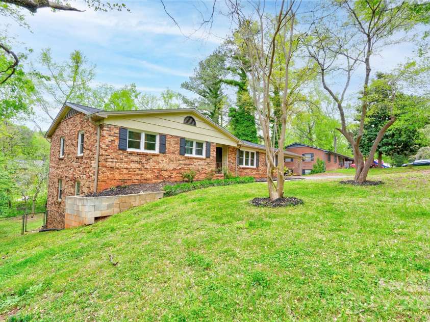 910 Surry Drive, Shelby, NC 28152.  MLS# CAR4249425, YatesRealty ID 7637. Front Left