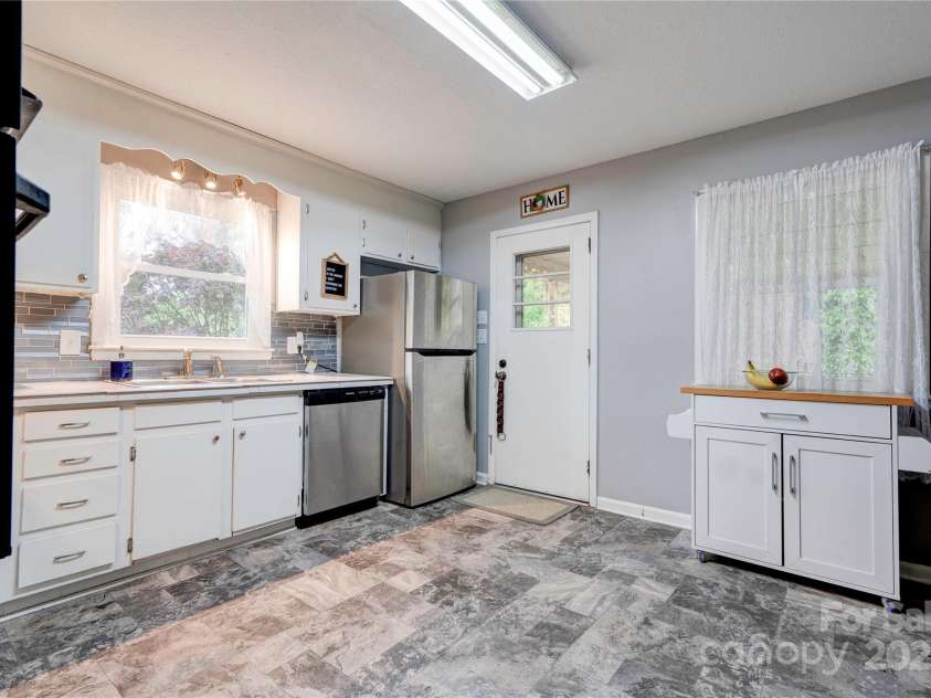 910 Surry Drive, Shelby, NC 28152.  MLS# CAR4249425, YatesRealty ID 7637. Kitchen