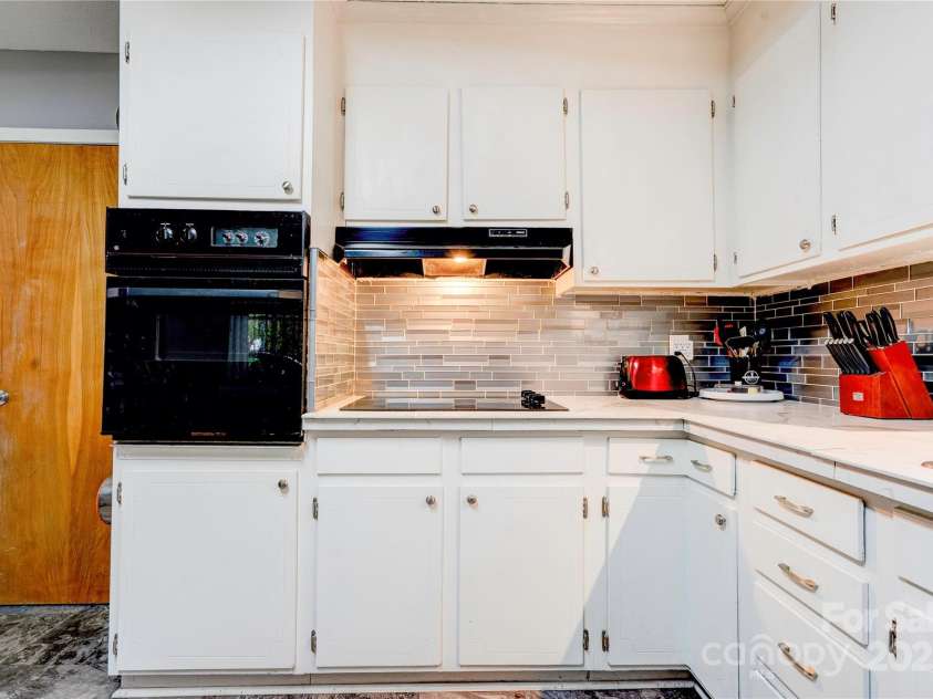 910 Surry Drive, Shelby, NC 28152.  MLS# CAR4249425, YatesRealty ID 7637. Kitchen