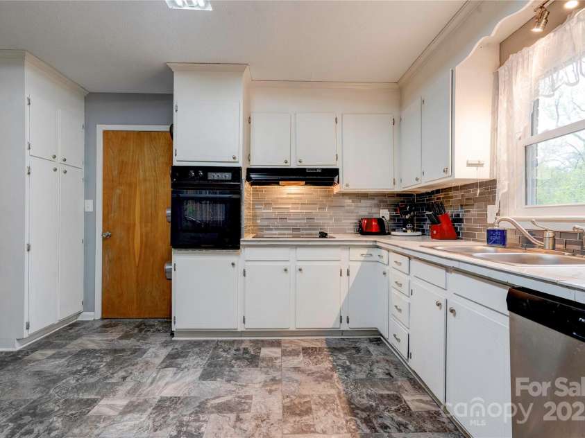 910 Surry Drive, Shelby, NC 28152.  MLS# CAR4249425, YatesRealty ID 7637. Kitchen