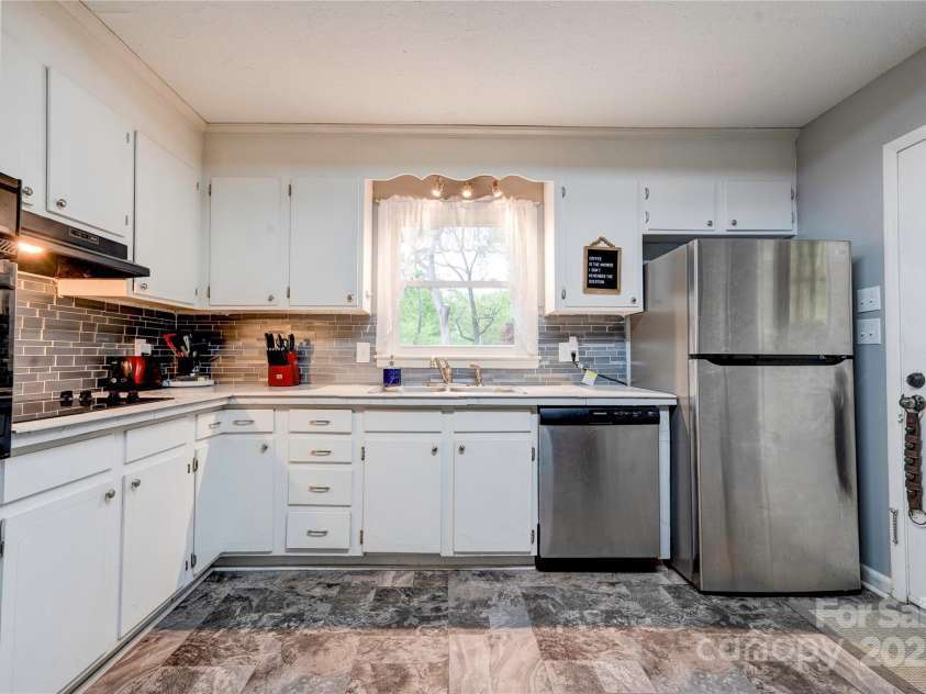 910 Surry Drive, Shelby, NC 28152.  MLS# CAR4249425, YatesRealty ID 7637. Kitchen