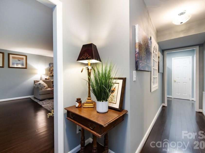 3929 Colony Crossing Drive, Charlotte, NC 28226.  MLS# CAR4349584, YatesRealty ID 7641. Entry hall