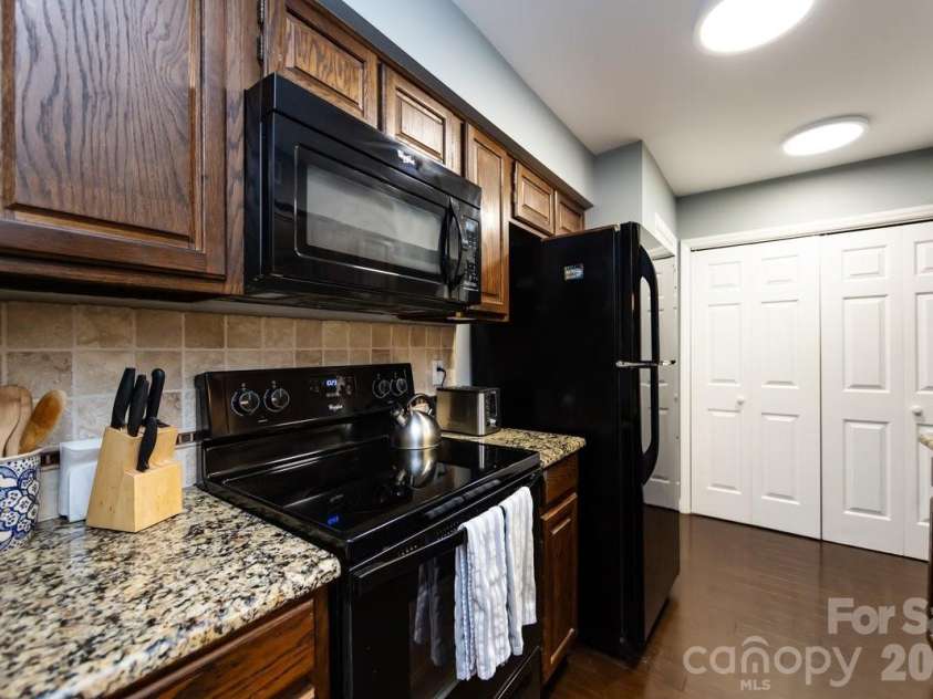 3929 Colony Crossing Drive, Charlotte, NC 28226.  MLS# CAR4349584, YatesRealty ID 7641. Kitchen 3