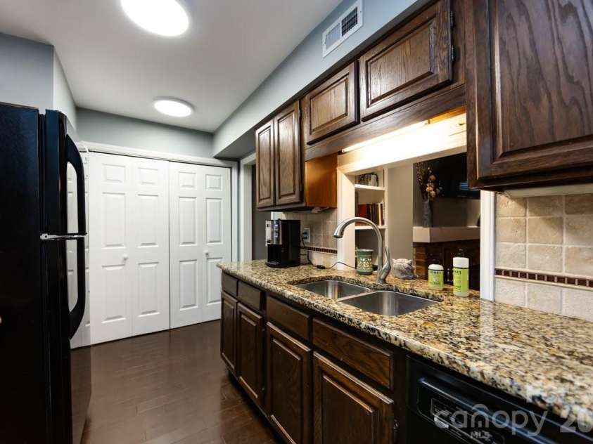 3929 Colony Crossing Drive, Charlotte, NC 28226.  MLS# CAR4349584, YatesRealty ID 7641. Kitchen 5