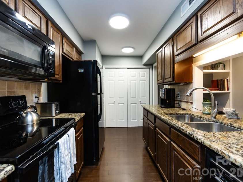 3929 Colony Crossing Drive, Charlotte, NC 28226.  MLS# CAR4349584, YatesRealty ID 7641. Kitchen 6
