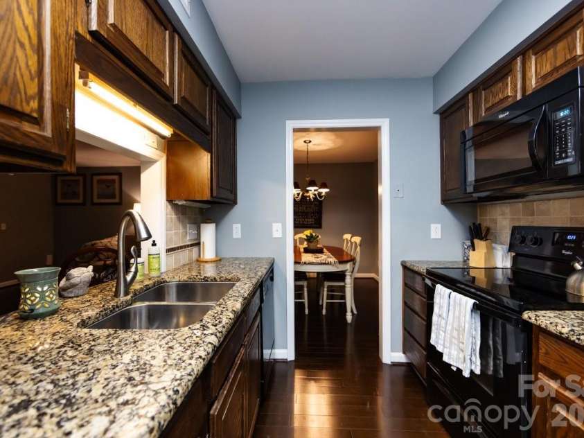 3929 Colony Crossing Drive, Charlotte, NC 28226.  MLS# CAR4349584, YatesRealty ID 7641. Kitchen