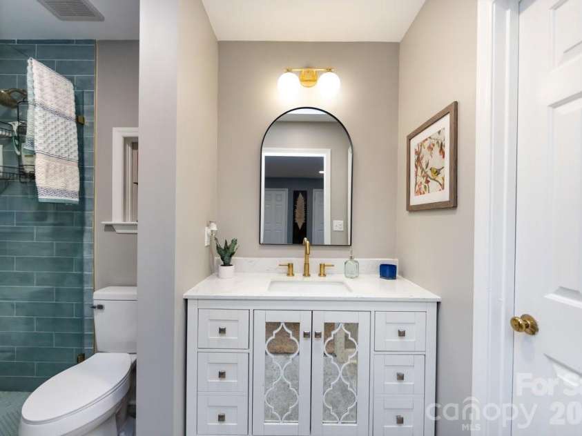 3929 Colony Crossing Drive, Charlotte, NC 28226.  MLS# CAR4349584, YatesRealty ID 7641. Primary Bath
