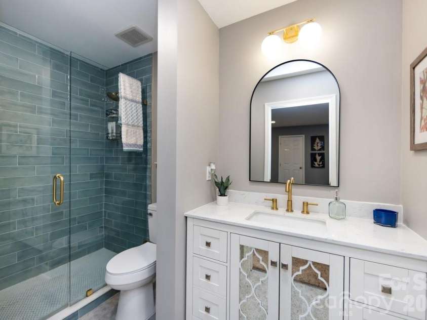 3929 Colony Crossing Drive, Charlotte, NC 28226.  MLS# CAR4349584, YatesRealty ID 7641. Primary Bathroom 2