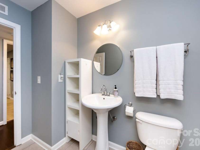 3929 Colony Crossing Drive, Charlotte, NC 28226.  MLS# CAR4349584, YatesRealty ID 7641. Secondary Bath 2