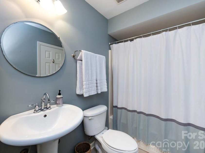 3929 Colony Crossing Drive, Charlotte, NC 28226.  MLS# CAR4349584, YatesRealty ID 7641. Secondary Bath