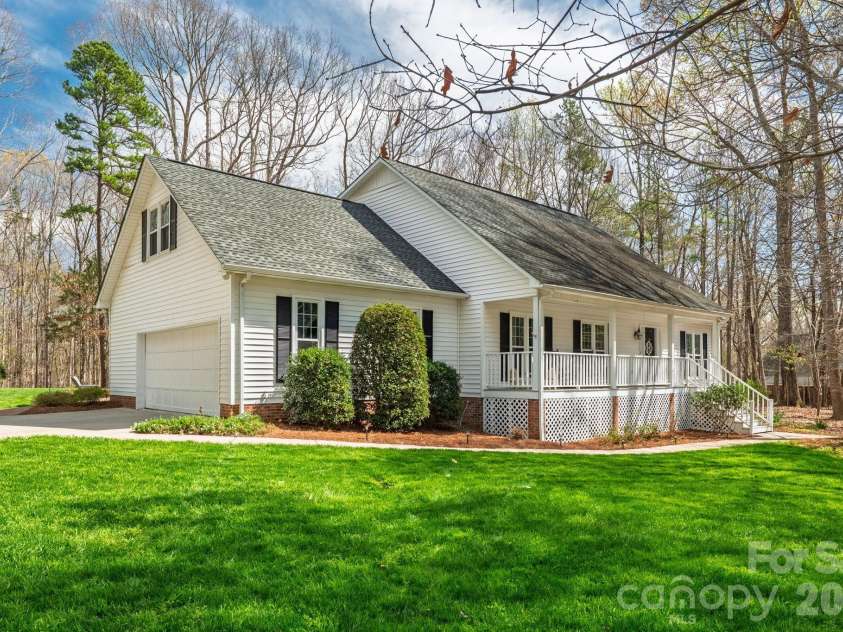 801 Reverdy Lane, Matthews, NC 28105.  MLS# CAR4360673, YatesRealty ID 7642. 