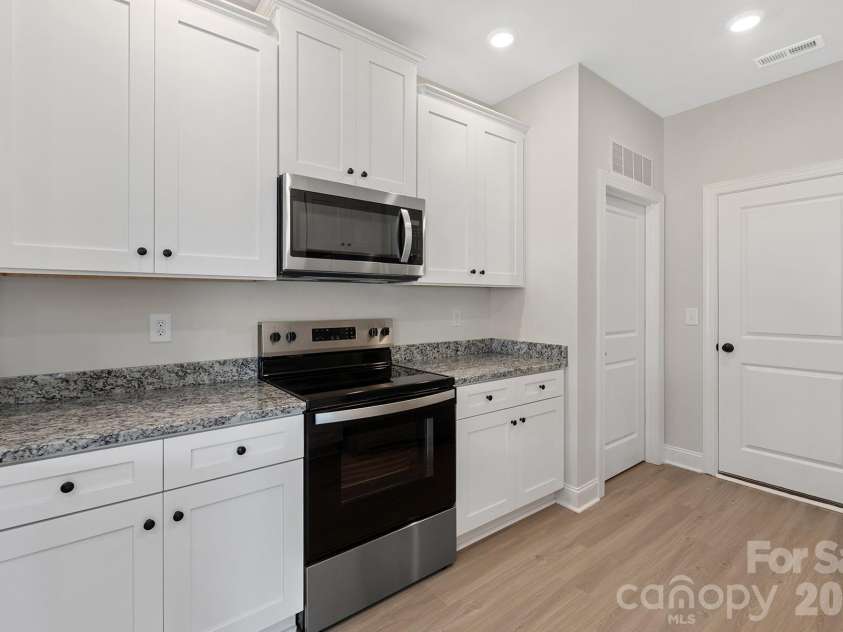 6718 Fairford Drive, Charlotte, NC 28215.  MLS# CAR4357098, YatesRealty ID 7647. 