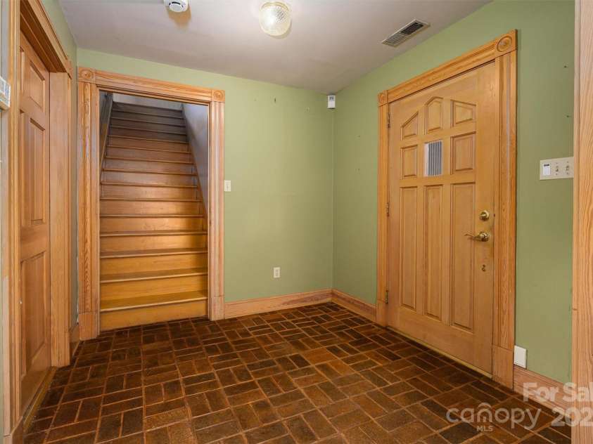 418 3rd Street, Hickory, NC 28601.  MLS# CAR4241824, YatesRealty ID 7651. 