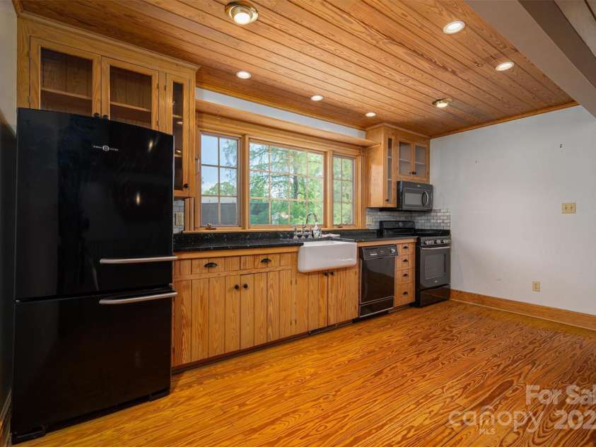 418 3rd Street, Hickory, NC 28601.  MLS# CAR4241824, YatesRealty ID 7651. 