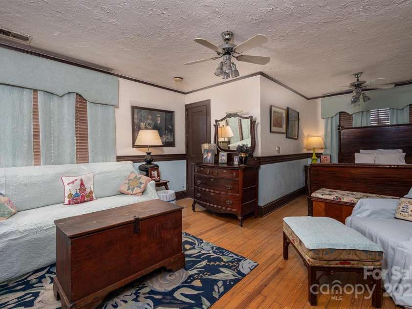 418 3rd Street, Hickory, NC 28601.  MLS# CAR4241824, YatesRealty ID 7651. 