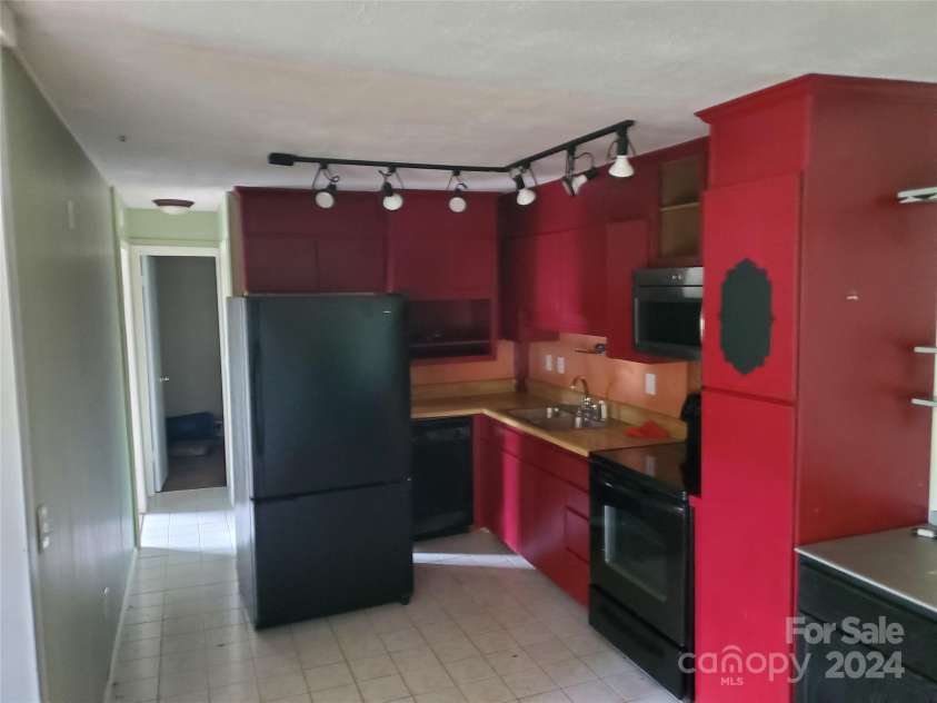 38 Glen Hill Drive, Weaverville, NC 28787.  MLS# CAR4171389, YatesRealty ID 7653. 