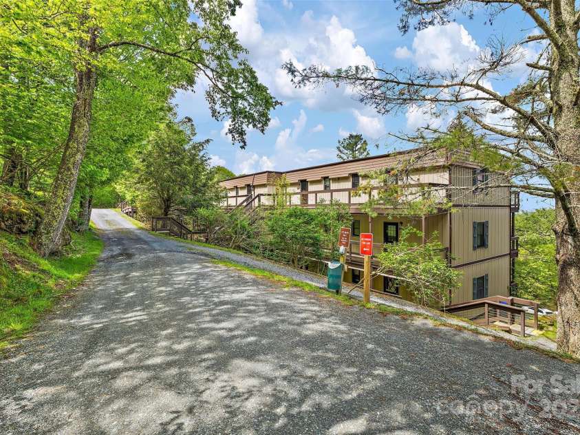 103 Upper Holiday Lane, Beech Mountain, NC 28604.  MLS# CAR4231463, YatesRealty ID 7654. 