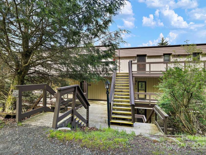 103 Upper Holiday Lane, Beech Mountain, NC 28604.  MLS# CAR4231463, YatesRealty ID 7654. 