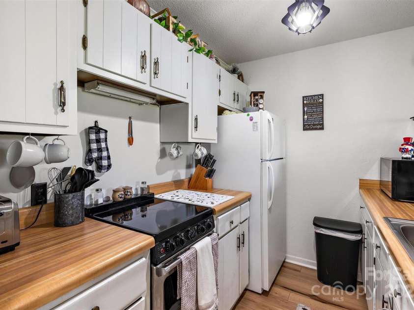 103 Upper Holiday Lane, Beech Mountain, NC 28604.  MLS# CAR4231463, YatesRealty ID 7654. 