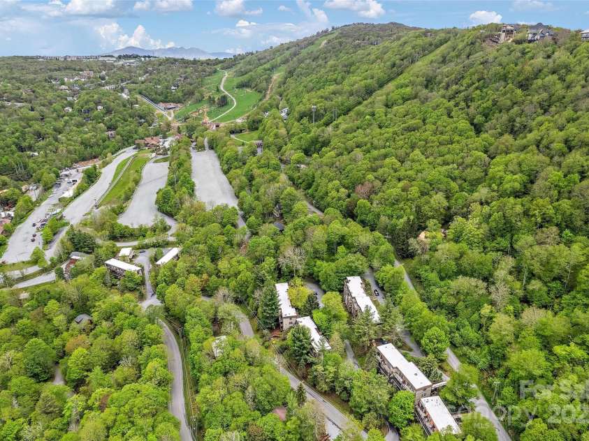 103 Upper Holiday Lane, Beech Mountain, NC 28604.  MLS# CAR4231463, YatesRealty ID 7654. 