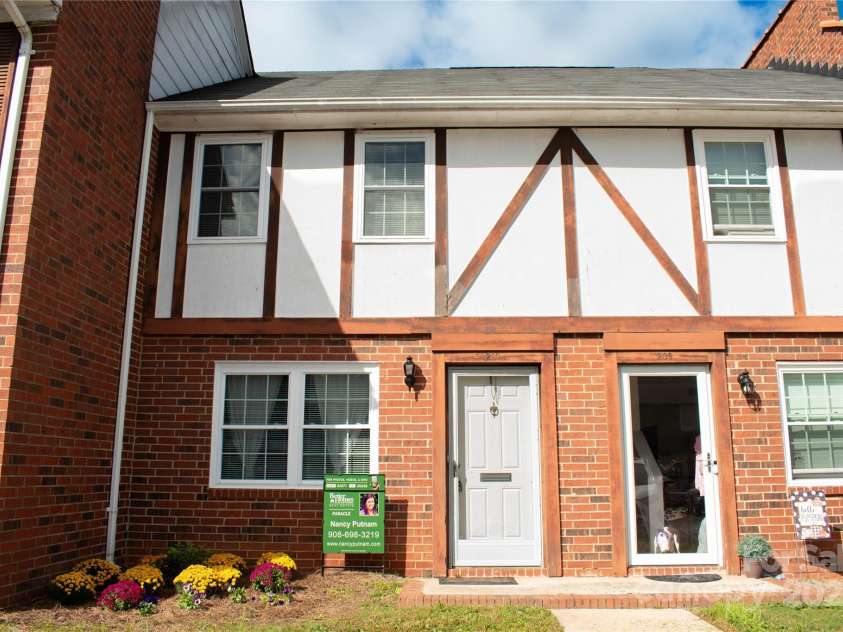 1300 Larchmont Place, Salisbury, NC 28144.  MLS# CAR4307403, YatesRealty ID 7657. 