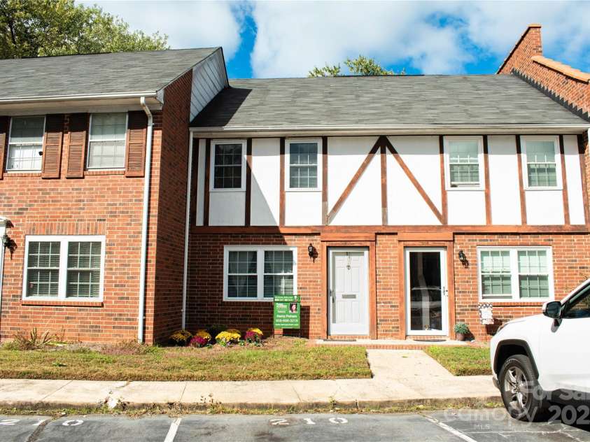 1300 Larchmont Place, Salisbury, NC 28144.  MLS# CAR4307403, YatesRealty ID 7657. 