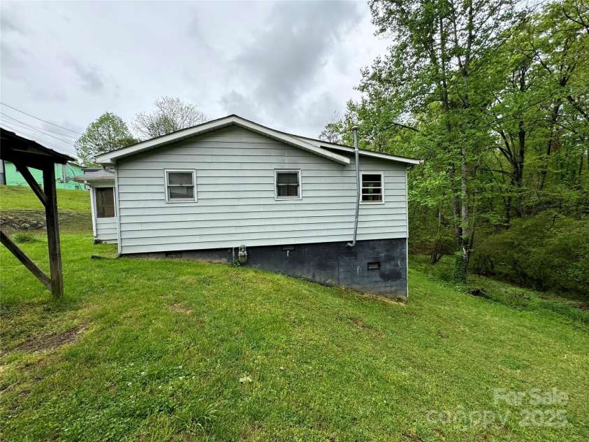 338 Eastview Place, Lenoir, NC 28645.  MLS# CAR4250050, YatesRealty ID 7662. 