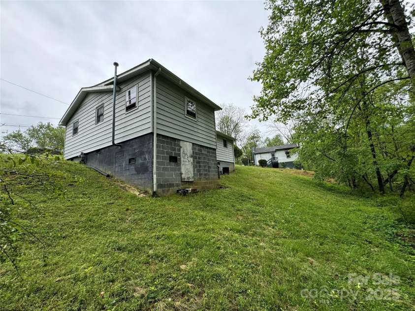 338 Eastview Place, Lenoir, NC 28645.  MLS# CAR4250050, YatesRealty ID 7662. 